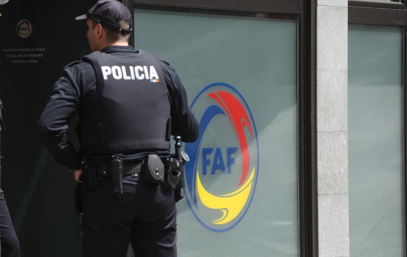 Preşedintele şi secretarul federaţiei din Andorra, reţinuţi de poliţie. Asupra lor planează suspiciunea deturnării unor ajutoare acordate de FIFA şi UEFA