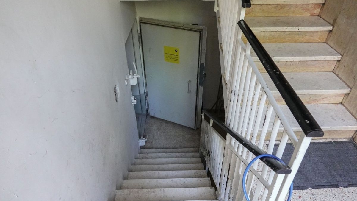Scările duc la subsolul unui bloc