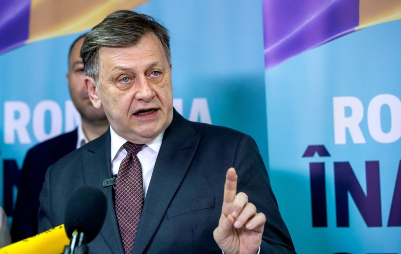 Crin Antonescu a revenit după ce a spus că vrea împușcarea traficanților de droguri. Precizările candidatului la prezidențiale