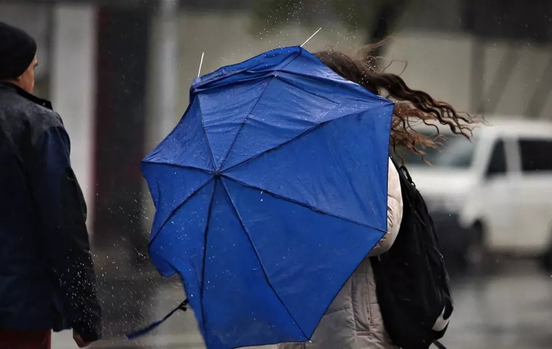 Vânt puternic în sud-vestul țării. Zonele vizate de avertizări cod galben și portocaliu. Vreme răcoroasă și ploi în București