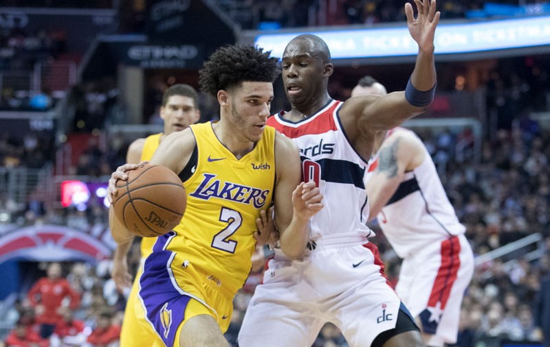 Lonzo Ball, cel mai tânăr baschetbalist din istoria NBA care reușește o triplă dublă