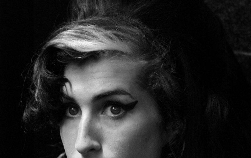 Amy Winehouse, răpusă de droguri din cauza singurătăţii?