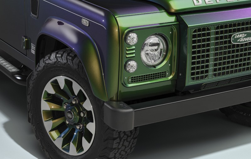 Un bogătaș a plătit 1.160.000 de euro pe patru mașini vechi Land Rover, pe care le-a comandat după ce au fost recondiționate