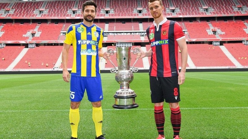 Căpitanii celor două echipe, cu trofeul.