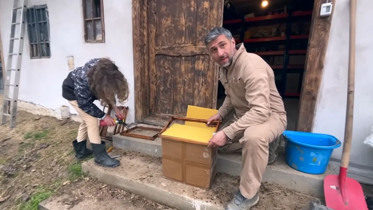 Dragoș Bucur la țară, în satul Moșteni-Greci din județul Argeș | Foto: captură YouTube