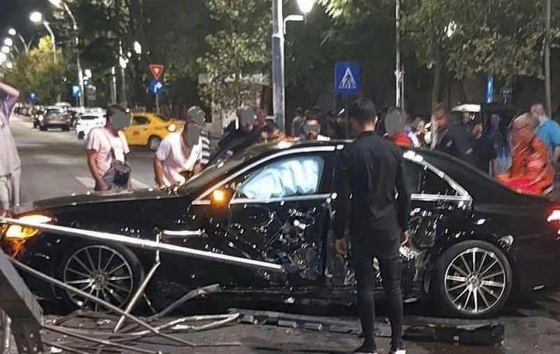 Un bărbat a murit după ce a intrat cu mașina într-un refugiu de tramvai, în București