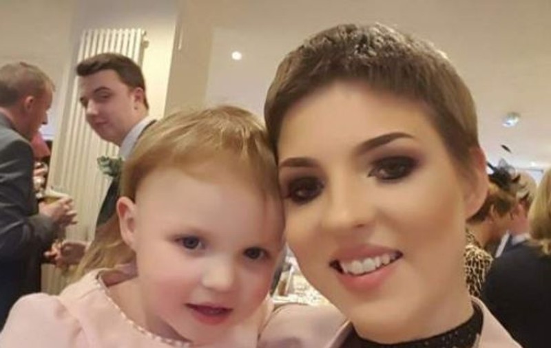 Povestea tragică a mamei care a refuzat să se trateze de cancer ca să-și salveze fiica. După patru ani, tânăra de 29 de ani a murit