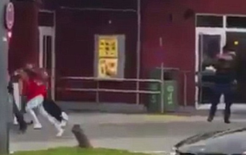 VIDEO | Atac armat în Munchen! Momentul în care atacatorul iese din restaurant și împușcă oameni la întâmplare
