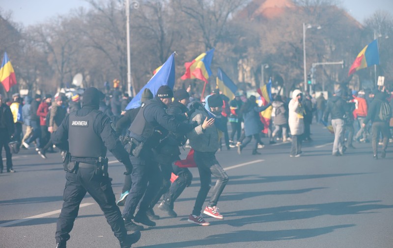 Protestatarii chemați de Călin Georgescu în Piața Victoriei s-au ciocnit cu jandarmii, în fața Guvernului, și au aruncat cu petarde