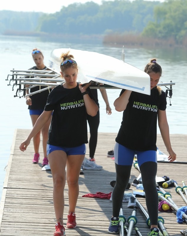Lotul olimpic feminin de canotaj al României are sponsor oficial o companie internațională din domeniul nutriției. În rând cu Cristiano Ronaldo