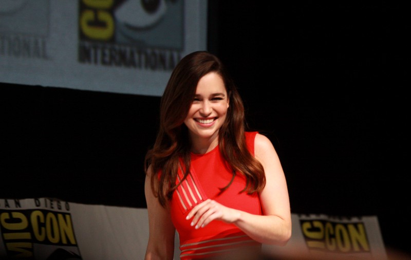 Emilia Clarke, despre scenele de SEX din GAME OF THRONES: “E imensă, e roz și nu știu ce să fac cu ea”