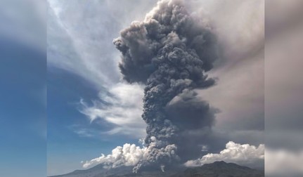 Norul de cenușă provocat de erupția vulcanului Laki-Laki s-a ridicat la mai mult de 8.000 de metri, Foto: DDIndia/ X