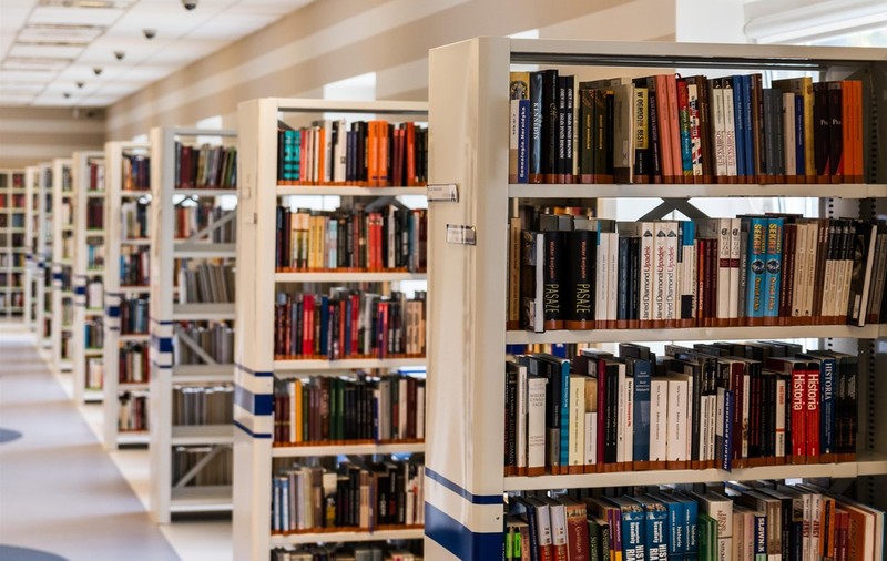 Un individ a furat 222 de cărți de la o bibliotecă, printr-o metodă ingenioasă. Cum s-a descurcat mai mulți ani