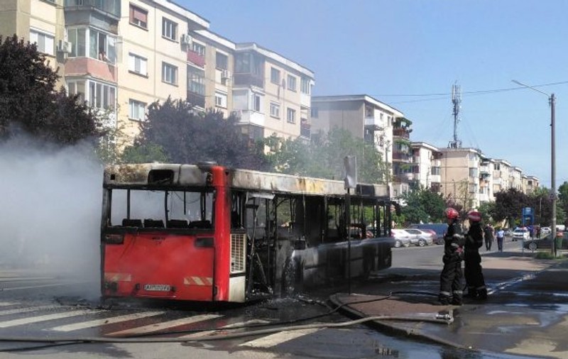 Un autobuz a ars complet pe o stradă din Arad. Pasagerii și șoferul au coborât când au simțit miros de fum