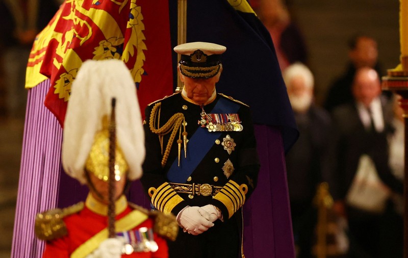 Moment solemn: regele Charles al III-lea și frații săi, la catafalcul reginei | VIDEO