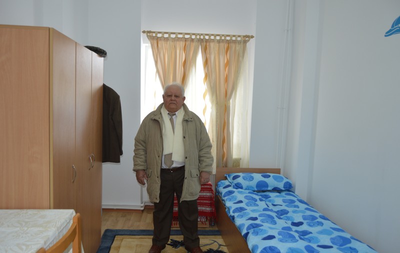 REPORTAJ/ Autoritățile l-au lăsat de izbeliște opt ani. Un cămin de batrâni a fost reconstruit de oameni cu suflet mare