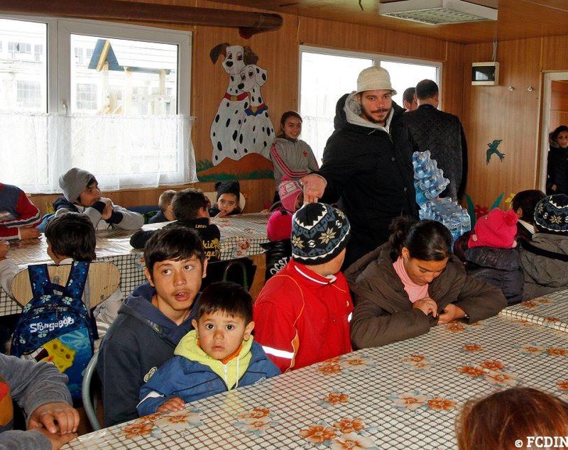 Dinamoviștii au dus cadouri copiilor sărmani din Amzacea. ”Visăm să avem de mâncare”