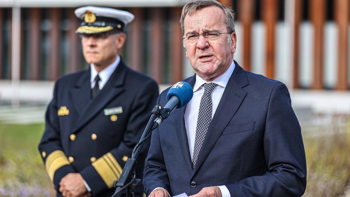 Ministrul german al apărării Boris Pistorius (în prim-plan), la inaugurarea comandamentului naval de la Rostock Foto: Profimedia