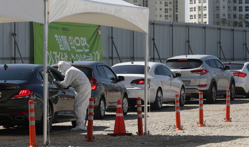 Cum arată testarea în sistem drive-thru în Coreea de Sud FOTO: EPA