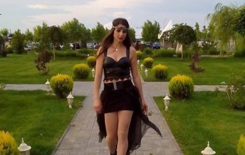 VIDEO/ Cântăreața de muzică ușoară care crede în extratereștri. ”Raeliana” Gabriela vorbește despre iubirea pură, înmormântările vesele și universul din atomi