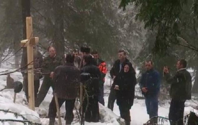 EMOŢIONANT! MOŢII-SALVATORI din Apuseni au urcat o cruce de lemn în locul unde s-au PRĂPĂDIT ADRIAN IOVAN şi STUDENTA LA MEDICINĂ