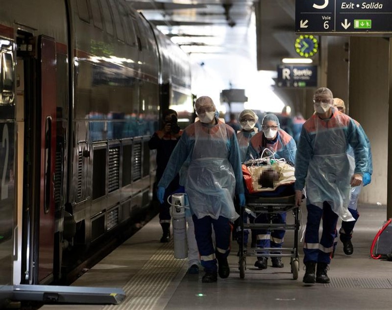 Franţa a transformat trenuri de mare viteză în ambulanţe. Cum arată acum vagoanele TGV-urilor