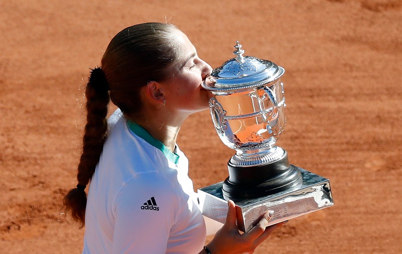 Ostapenko, minunea din Letonia. A lovit mingea cu ură, a învins fabulos! Cât au câștigat finalistele