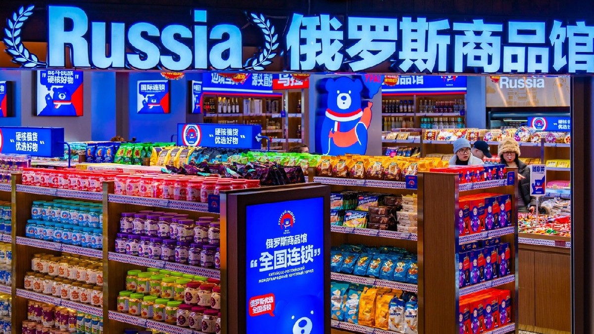 Oamenii fac cumpărături într-un magazin care vinde produse rusești în municipalitatea Chongqing din sud-vestul Chinei sâmbătă, 18 ianuarie 2025.