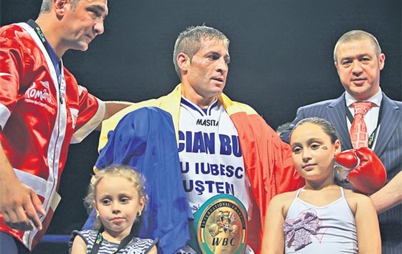 Viorel Simion şi-a păstrat centura WBC International şi le-a dedicicat victoria micuţelor Oana şi Andreea