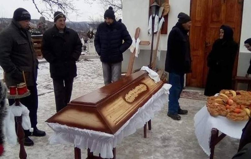 Sicriele a doi bătrâni din Bacău, soț și soție, ținute în afara bisericii. Erau săraci şi nu plătiseră taxa către preot