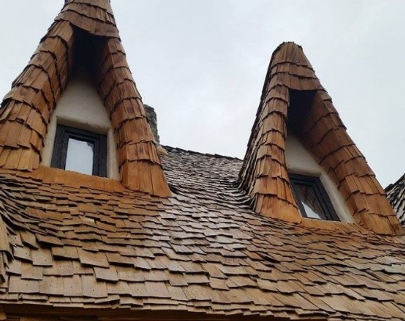 Castelul desprins parcă din basme îi fascinează pe străinii ce vizitează Transilvania GALERIE FOTO