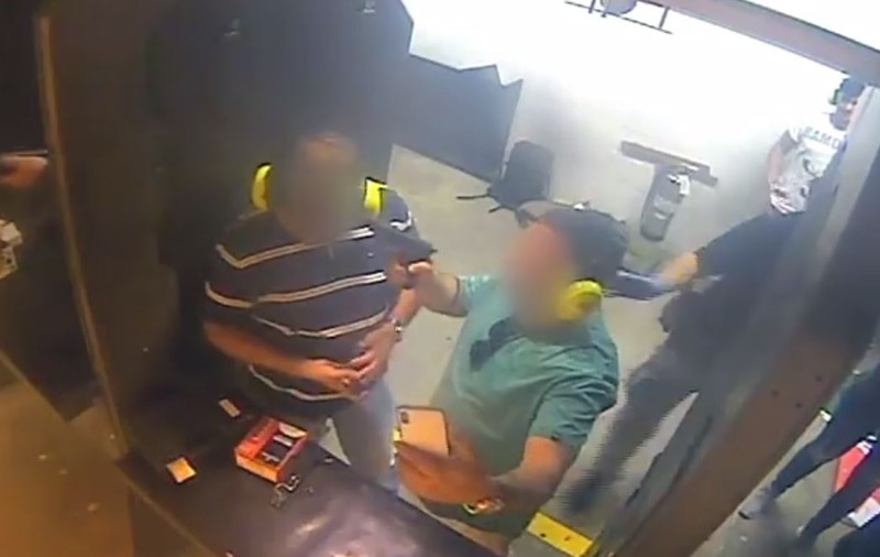 Scene șocante într-un poligon din Statele Unite. Un bărbat i-a pus pistolul la tâmplă unui prieten ca să facă un selfie / VIDEO