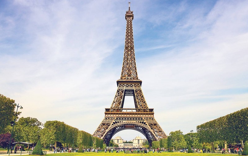 16 români condamnaţi la Paris, pentru că au jefuit turiştii veniți la Eiffel și Versailles