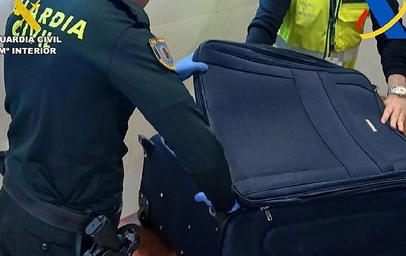 Vameșii spanioli au rămas fără cuvinte când au văzut ce avea un român în valiză