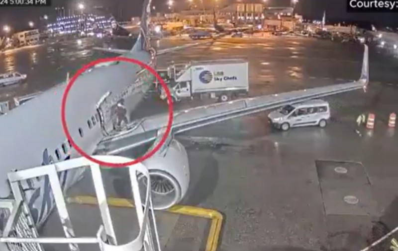 Momentul în care o pasageră anxioasă deschide ușa unui avion și iese pe aripă pentru a se liniști, în Seattle | VIDEO
