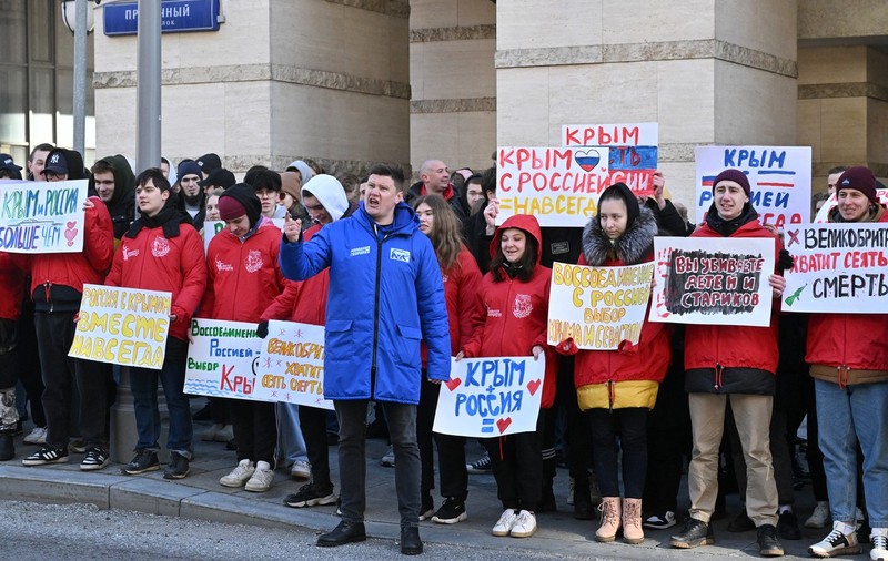 Activiștii pro-Kremlin au manifestat în fața ambasadelor de la Moscova ale țărilor „neprietenoase", la 9 ani de la anexarea Crimeei