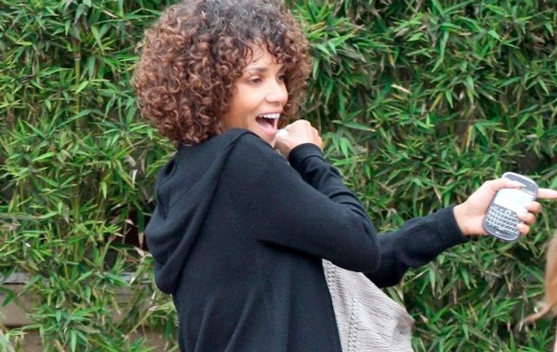 UAU! Când i-a crescut burta atât de mult? Halle Berry și poza care îi dă de gol graviditatea! FOTO