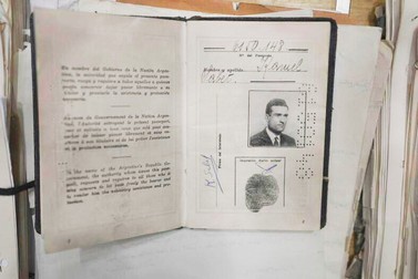 În această fotografie nedatată, publicată de biroul prim-ministrului israelian, este prezentat actul de identitate al lui Eli Cohen Foto: Profimedia