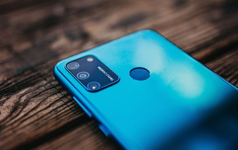 Huawei vrea să vândă brandul de telefoane Honor. Trei companii, tot chinezești, ar putea fi interesate de afacere