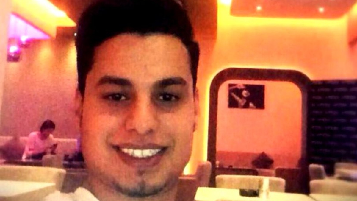 Libianul care i-a tăiat gâtul fostei iubite, încă trei luni fără vizite în arest. ahmed-othman s-a fotografiat într-un bar