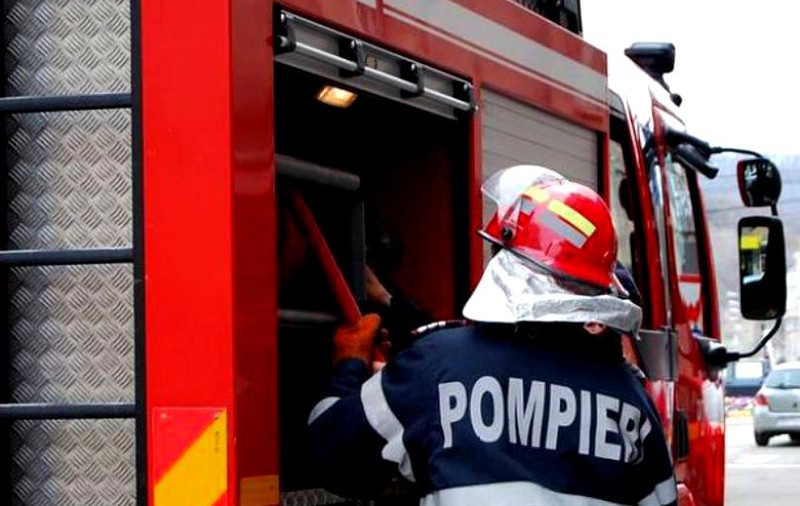 Un autobuz cu 30 de muncitori la bord a luat foc, în Mureş. A fost activat Planul Roșu de intervenție