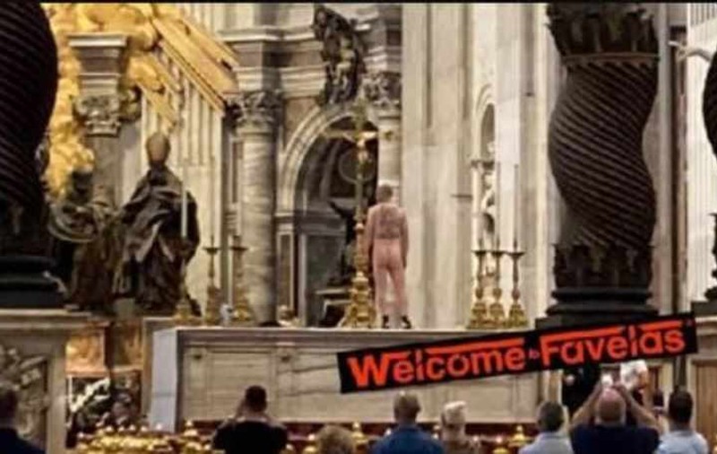 Un bărbat s-a urcat dezbrăcat pe altarul din Catedrala Sfântul Petru din Vatican pentru a protesta față de războiul din Ucraina