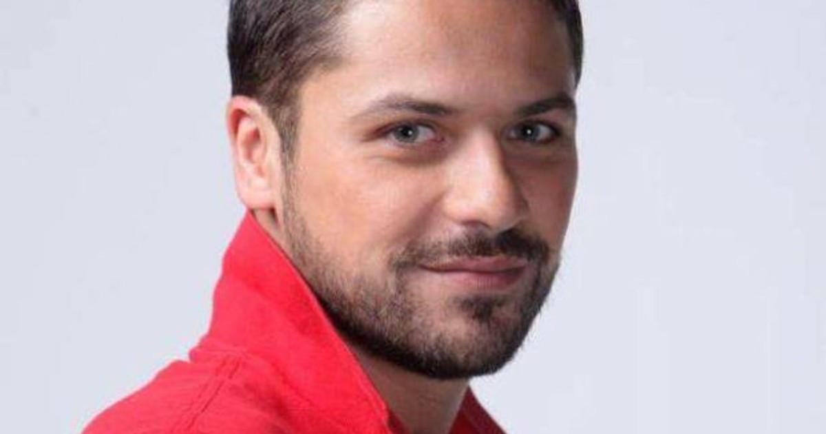 Augustin Viziru, pe vremea când era slab, îmbrăcat în pantaloni și un tricou roșu