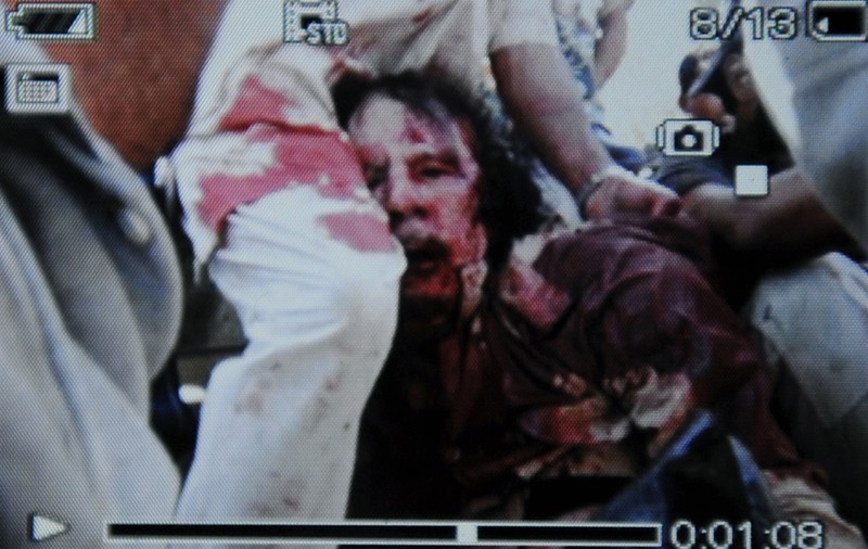 VIDEO ŞI FOTO | Atenţie, imagini şocante! Înregistrarea capturării şi noi fotografii cu Gaddafi mort