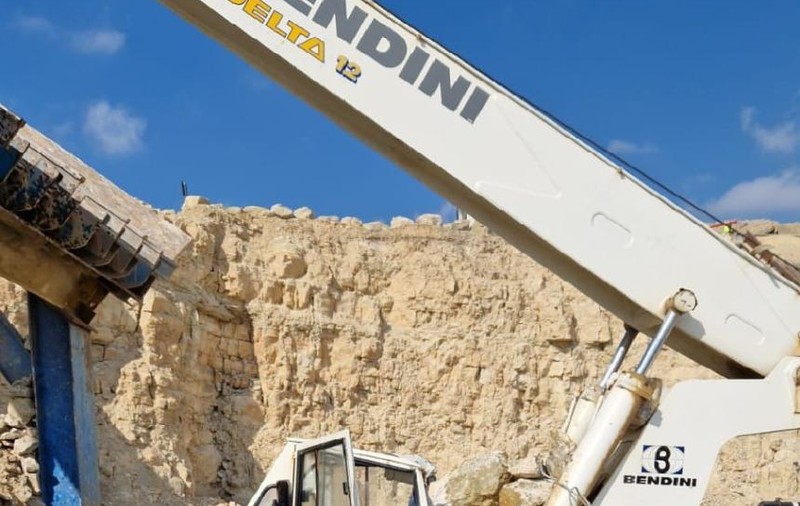 Un muncitor a murit, iar altul e grav rănit după ce au fost îngropați sub pietrele căzute dintr-o basculantă