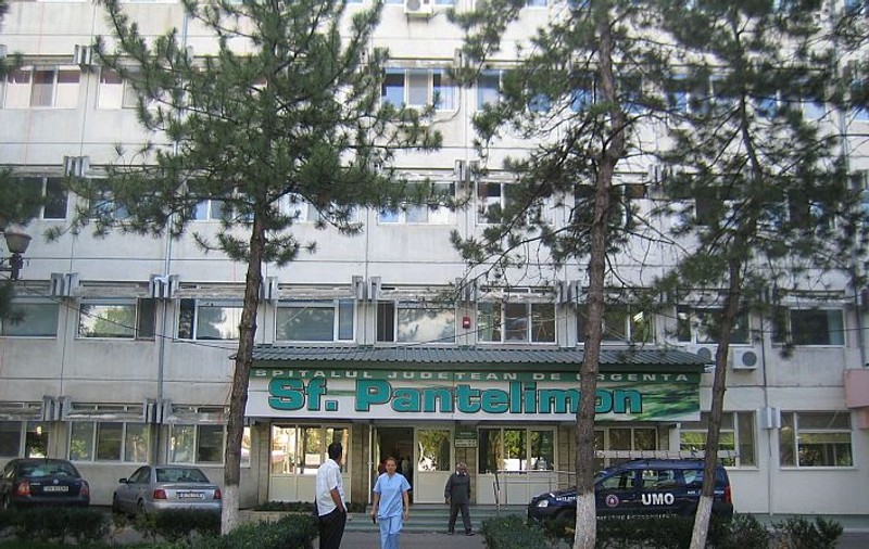 Asistentă medicală, agresată de un pacient care a vrut să se arunce pe geam, la Spitalul Județean din Focșani