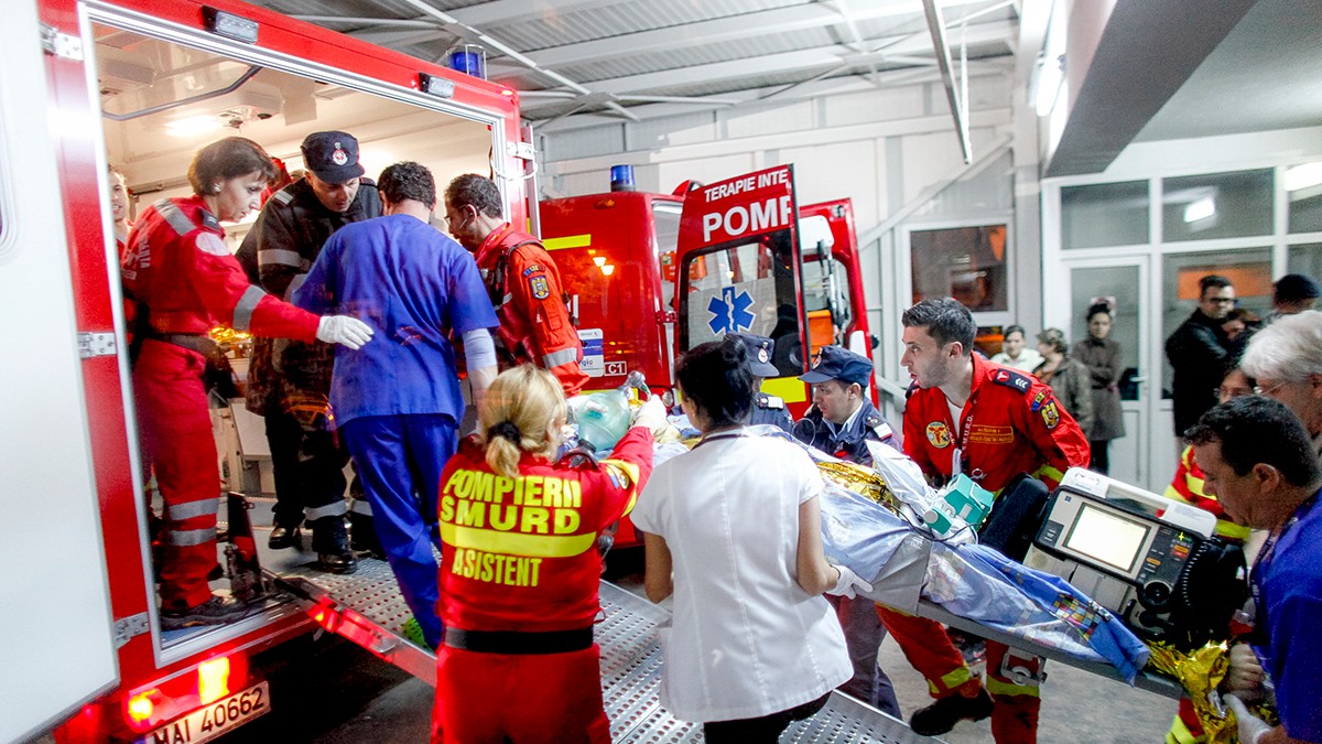Raniti sunt urcati in ambulante in fata spitalului de urgenta Floreasca. Incendiul provocat de un foc de artificii a determinat moartea a cel putin 27 de oameni si ranirea a mai multor zeci de persoane in clubul Colectiv, vineri, 30 octombrie 2015, Bucuresti. Foto: Ovidiu Micsik / Inquam Photos