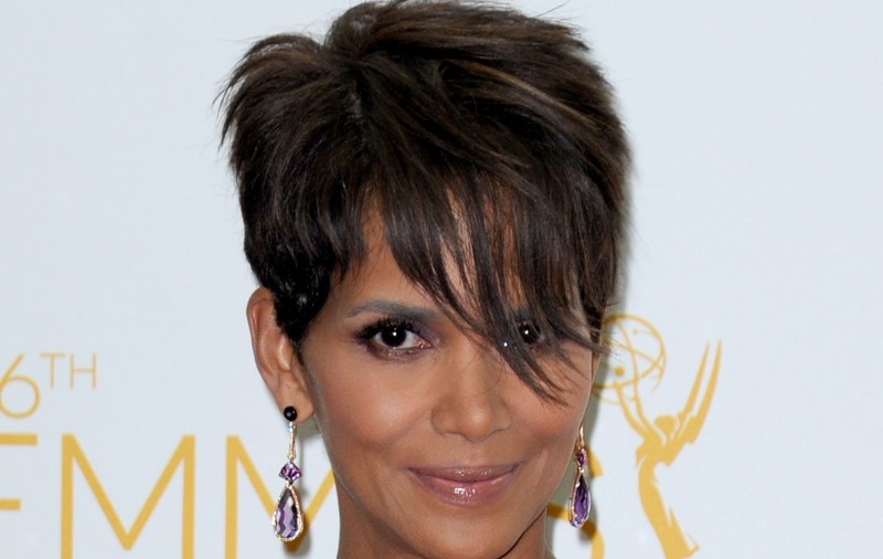 O ŞTII AŞA de ARANJATĂ, dar TREBUIE să VEZI cum ARATĂ NEFARDATĂ! HALLE BERRY a dat-o pe NATURAL! | FOTO