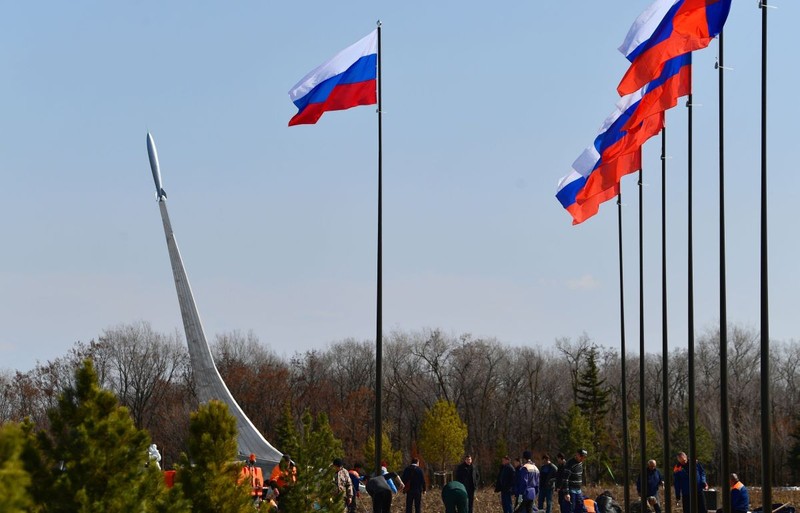 Un întreg complex memorial a fost ridicat în locul unde acum 60 de ani a aterizat Iuri Gagarin, lângă satul Ternovka FOTO: Hepta