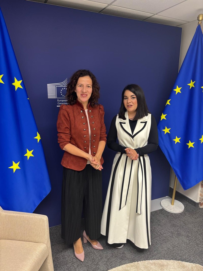 Oana Tache și Roxana Mînzatu în Parlamentul European.